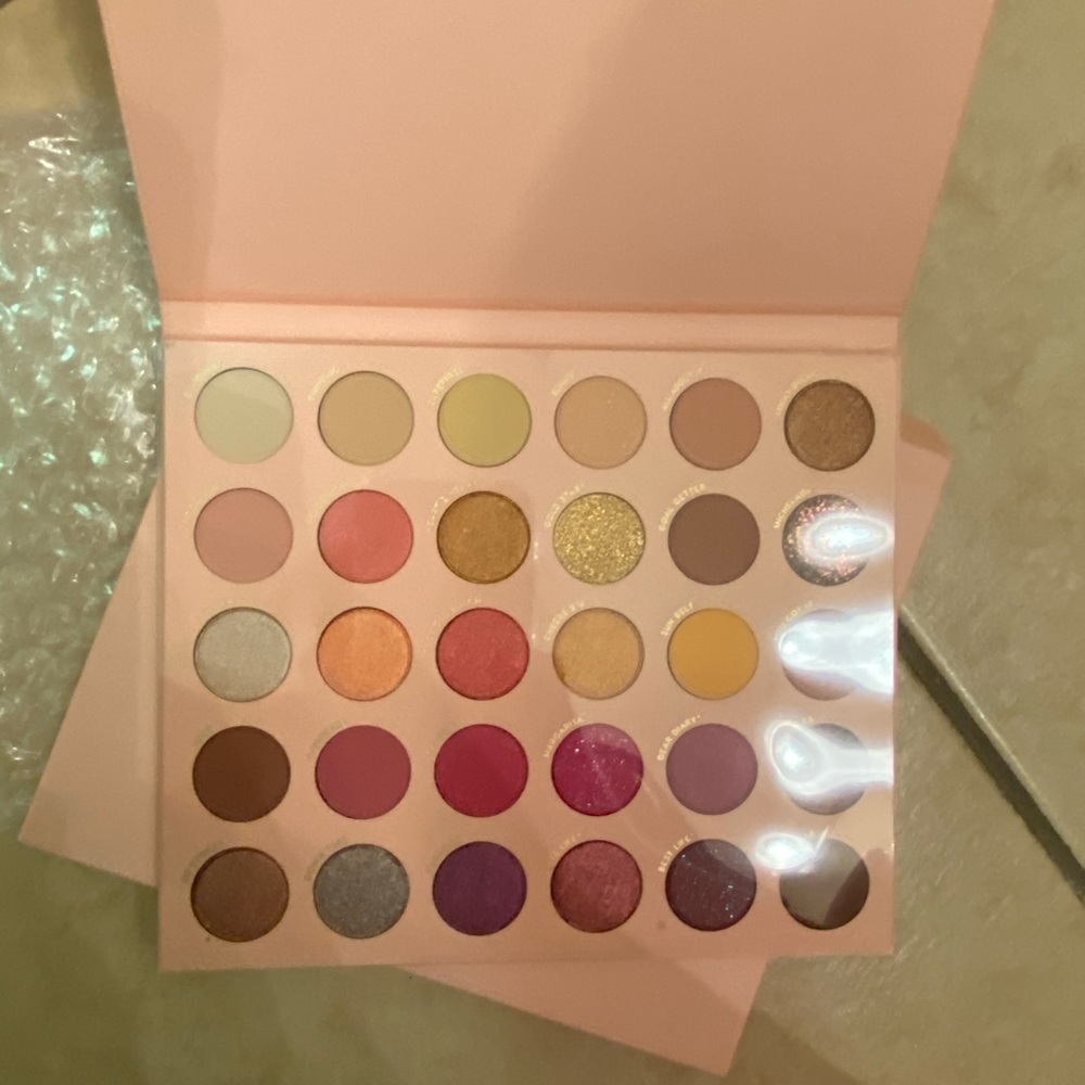 Colourpop eyeshadow pallet “It’s all good”